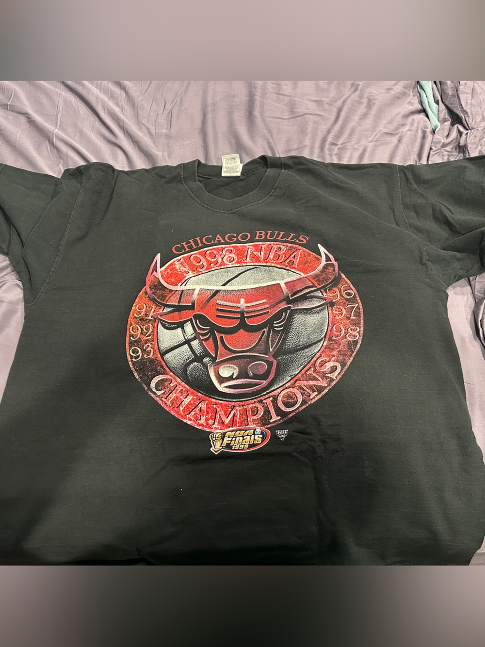 STARTER Black Chicago Bulls 1998 NBA Champions Graphic Tee with Red Logo